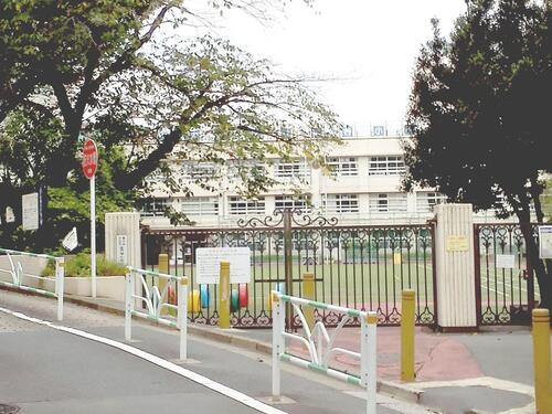 渋谷区立富谷小学校まで約858m
