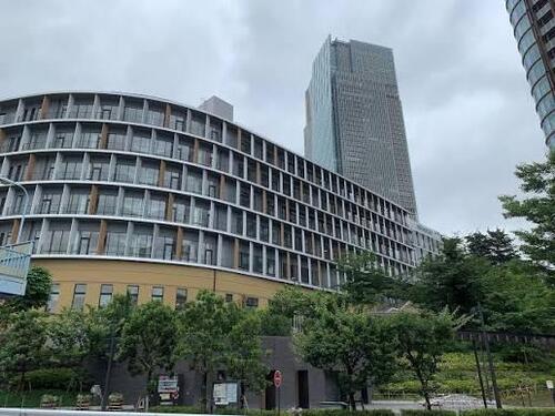 港区立小中一貫教育校赤坂学園赤坂小学校まで約421m