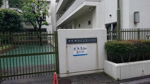 港区立芝小学校まで約647m
