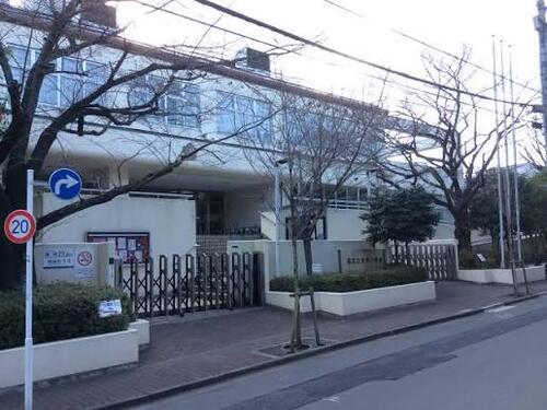 港区立本村小学校まで約589m