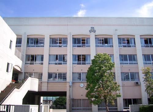 川崎市立西高津中学校まで約734m