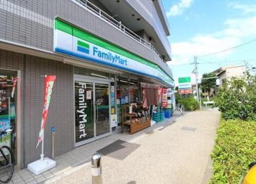 ファミリーマート弦巻一丁目店まで約145m