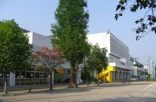 目黒区立宮前小学校まで約326m