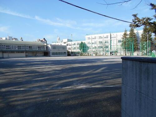 新宿区立牛込第二中学校