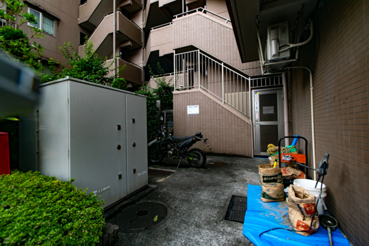 外観 現地バイク置き場(2021年7月)撮影