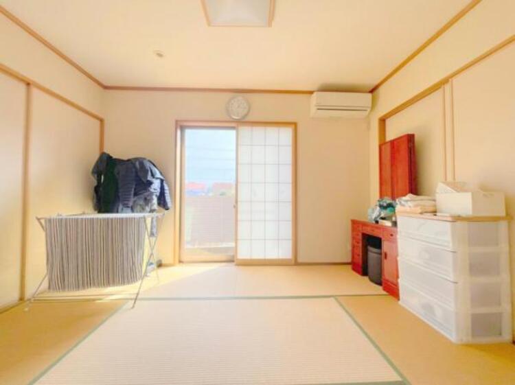 内装 南向きの掃き出し窓に面した陽当たりのよい和室です☆