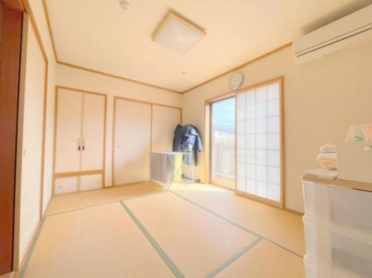 内装 玄関とリビングの2方向につながる和室は来客時に便利です☆
