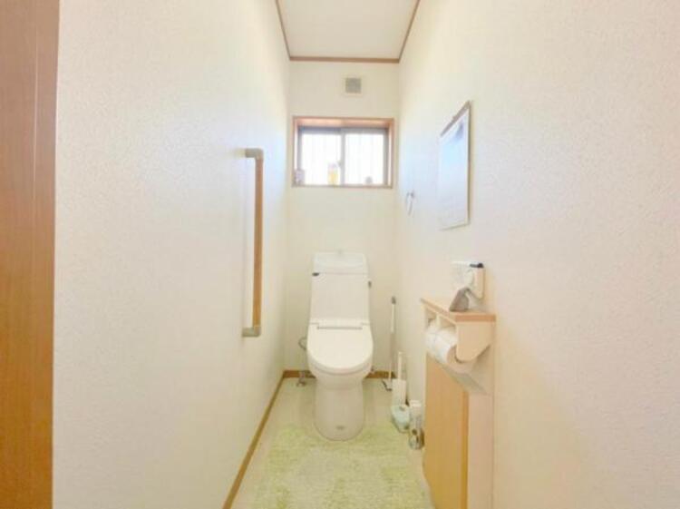 トイレ 2階トイレです☆ 手すりと収納スペース付き☆