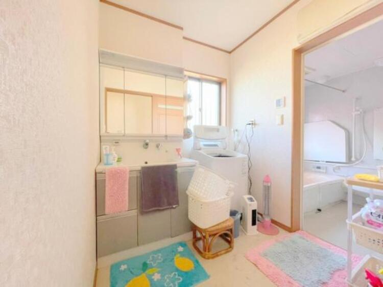 洗面 窓があるので換気ができる洗面室です☆