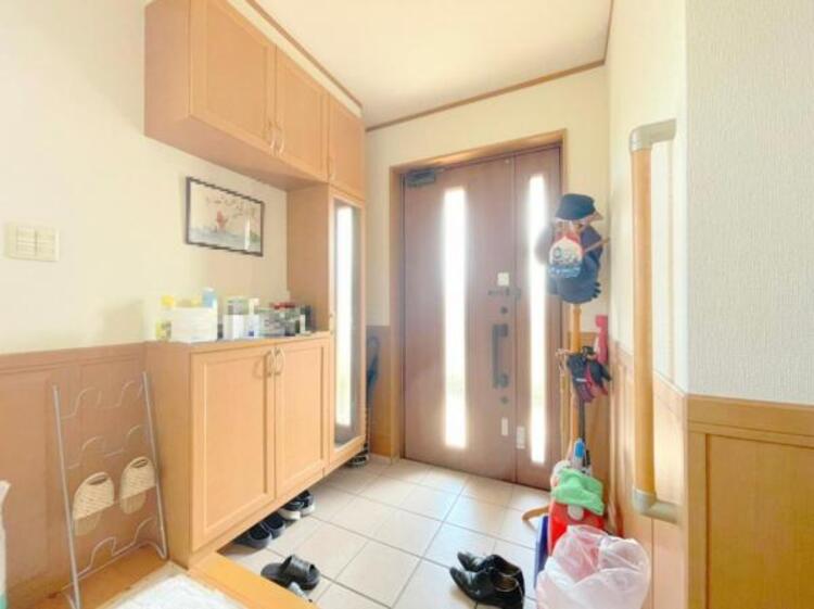 その他 自然光が入り明るい玄関です☆