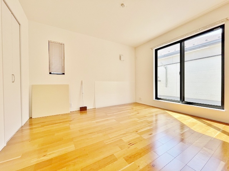 内装 こちら側のお部屋はバルコニーにもアクセス可能で、日当たりも良好。収納はWICになっており、収納が苦手な方にも嬉しい仕様となっております。