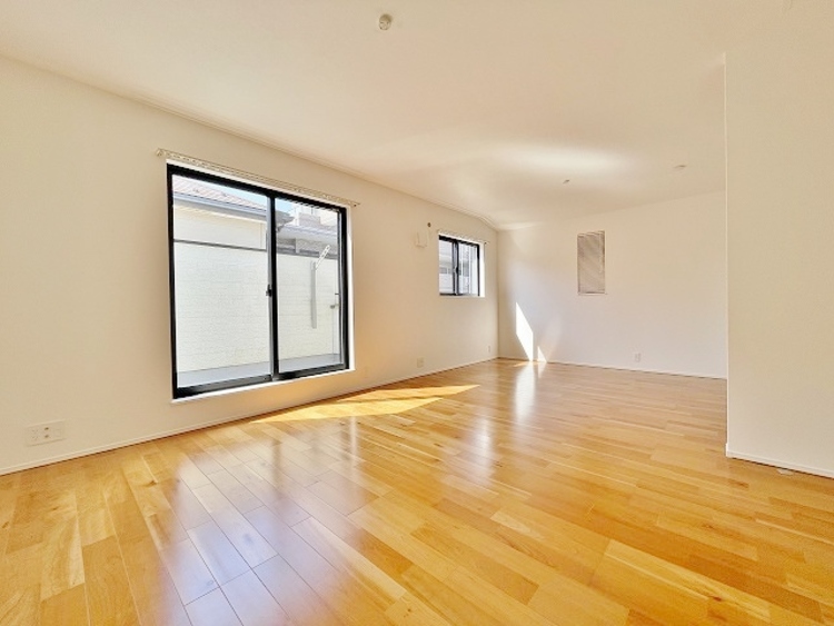 内装 こちら側のお部屋は奥行きのあるキレイな形で、より広く感じられる間取りとなっております。収納も広々となっており、住みやすいお部屋です。