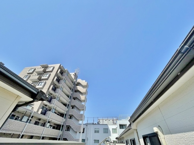 その他 周辺には高い建物が少ないので、晴れた日には青々とした空が広がります。開放的な空間にいると自然と心も軽くなりますね。晴れた日には、バルコニーから顔を出して、太陽の光を浴びるのも気持ちよさそうです。