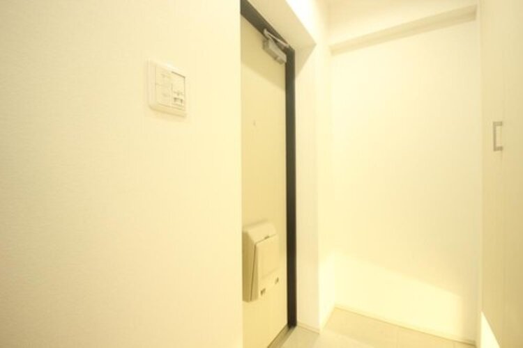 キッチン 清潔感のある落ち着いた雰囲気の玄関です。安らぎに満ちた空間がここから始まります。