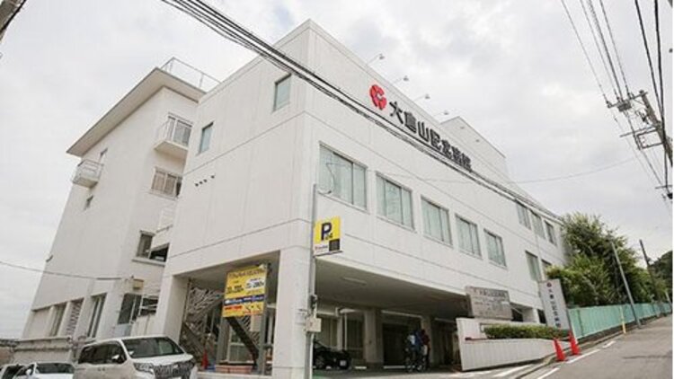 周辺 大倉山記念病院まで3100m すべての患者さんに安心していただける医療を提供し、ご家族や地域の方々から信頼していただける病院を目指します。