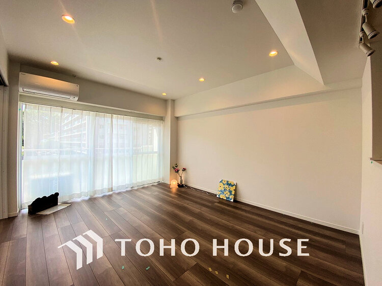 内装 大きな窓があるリビングは、たくさんの陽射しをお部屋に取り入れます