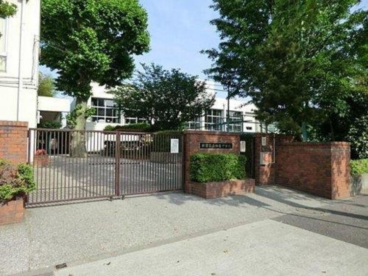 周辺 人間尊重の精神を基盤とし、確かな知性と創造性を身につけ、心豊かで実践力のあるたくましい生徒を育成する。