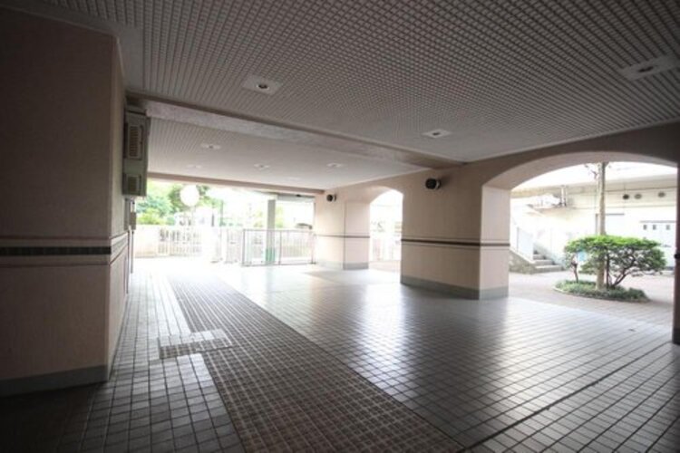 その他 光注ぐロビーは高級感と安心を兼ね備えた空間となっており、このマンションの魅力のひとつです。