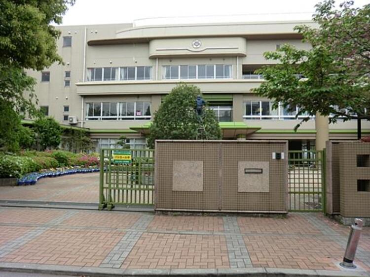周辺 川崎市立井田小学校 820m