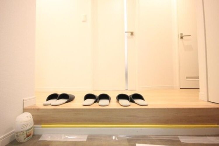 キッチン 上質感漂う玄関。居住者の帰り、訪れる方を優しく迎える。安らぎに満ちた生活空間を予感させる。健やかな暮らしを楽しめそう。