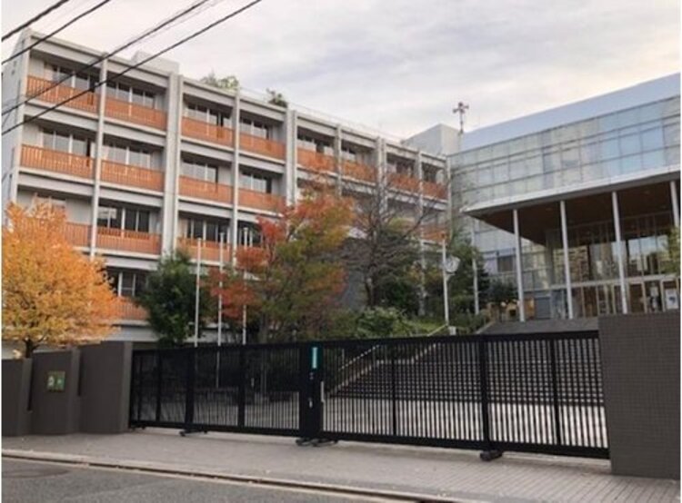周辺 新宿区立新宿中学校まで1200m 自ら学ぶ人・たくましく生きる人・地域社会を担う人