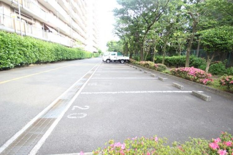 その他 嬉しい敷地内駐車場専用使用権付。週末は家族でドライブが楽しめますね。※空き状況は都度ご確認下さい。