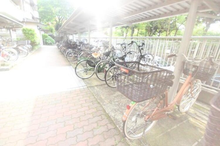 その他 広々とした駐輪場です。駐輪場も綺麗に整頓されています。