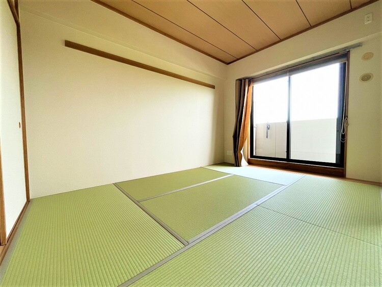 内装 和の美しさを居住区間に取り入れながら新生活スタイルとして利用できるオーナー様の書斎としても利用できる、居心地の良い空間を具現化いたしました。実際にご自身の目で見て手で触れてみて下さい。
