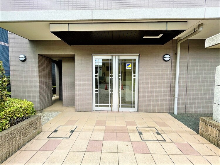 エントランス 街の環境と住む人の暮らしを第一に考え、そこでしかできないエントランスを作り出されたこだわり。だからこそ時が経てば経つほどにその価値が深まります。