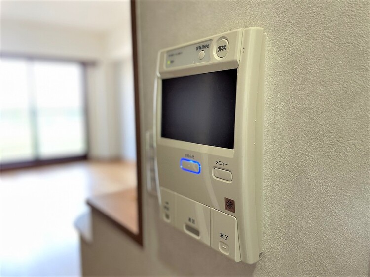 その他 「見える安心」をカタチにしました。誰が来てもわかる様にモニター付きインターホンを設置。家事導線を考慮した個所に設置し、防犯性と利便性に優れ快適と安らぎを合わせた優しい設計。