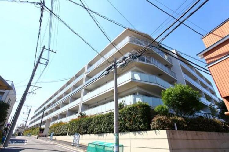外観 凛とした表情を見せる外観は時の移り変わりの中で様々な表情を見せてくれます。素材の持つ独特な存在感により「永く住み続ける住まい」にふさわしい住宅が完成しました。(8/1)