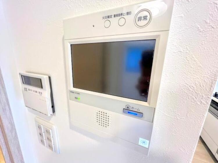 設備 【モニター付インターホン】お子様のお留守番にも安心なTVモニタ付インタホン。来客者を確認できる上に留守中の録画もできます