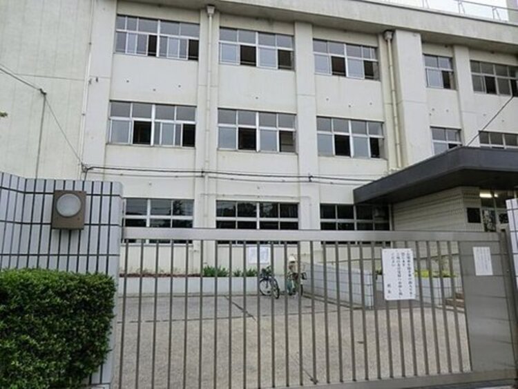 周辺 大田区立萩中小学校まで610m 互いの人格を尊重し、規範意識を持った健全な社会人としての基礎を培うために自ら学び、考え判断し行動できる人間性豊かな児童の育成