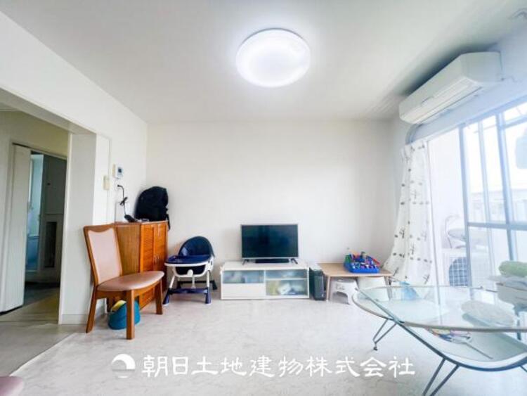 居間 日々の生活における家事の動線やリビングとの往来のしやすさに配慮し、お食事の準備や後片付けなどの家事を少しでも楽にするキッチンスペースを目指しました。