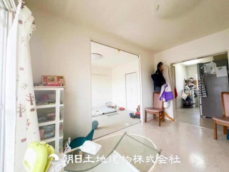 居間 リビングにはみんなが集い、食事や楽しい会話が始まる。