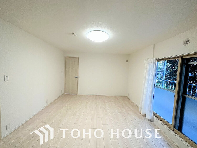 内装 大きな窓があるリビングは、たくさんの陽射しをお部屋に取り入れます