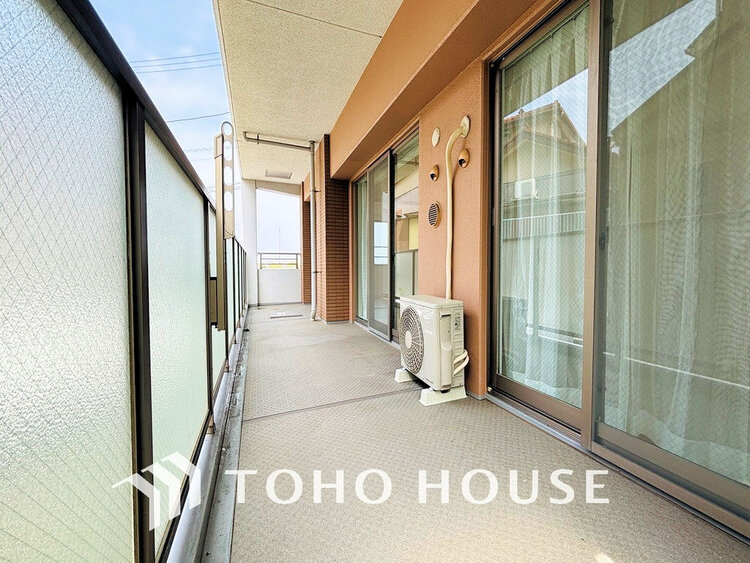 バルコニー 日当たりの良いバルコニーで晴れの日の洗濯物も楽しみになりますね