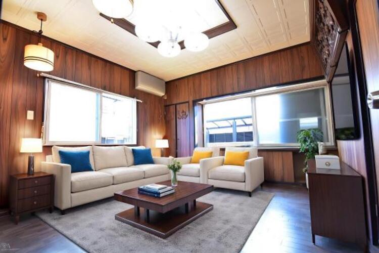 居間 リビング（配置してある家具はCGによるイメージです）落ち着きのあるリビングです。お友達が遊びに来た時にも使えますし、ちょっと疲れた時にお昼寝できるのも嬉しいですね。