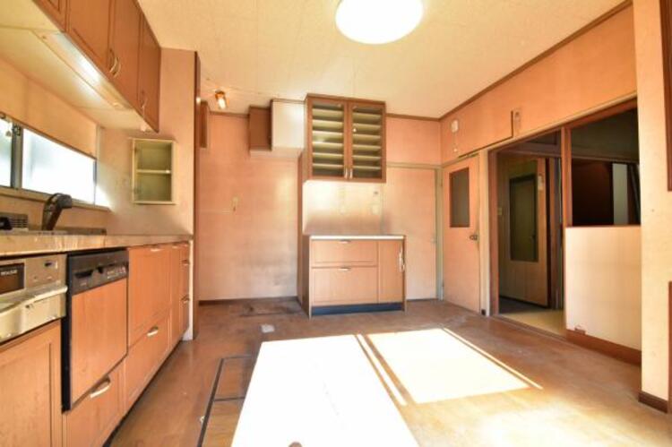 居間 ゆとりあるキッチンスペースを備えるダイニングキッチンは家族が1番くつろげる癒しの空間です。