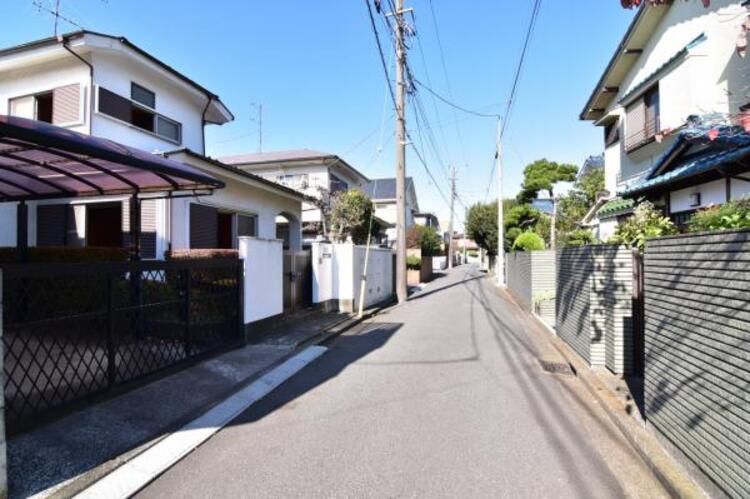 外観 前面道路です。毎日のお車の出し入れもストレスなく行えます。
