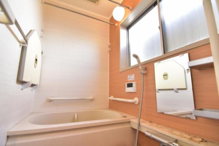 風呂 １日の疲れを癒してくれる広々とした浴室は癒しの空間。