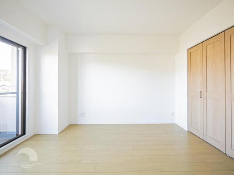 内装 採光を確保した明るい室内は風通しも良く穏やかな時が流れます！様々な生活スタイルにも対応可能な間取り。採光もアクセントの一つとして。この明るい好みの空間で読書をしたり、音楽を聞いたりと一人の時間も充実！ 