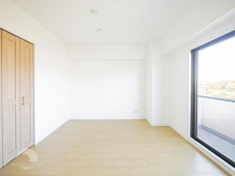 内装 自分の時間を充実させながら心豊かにできるプライベート空間！！穏やかな寛ぎを届ける仕様のゆとりある居室。個室のお部屋が欲しいという要望に応える設計で、過ごす時間が長くてもゆったり落ち着いて過ごせそう！！ 