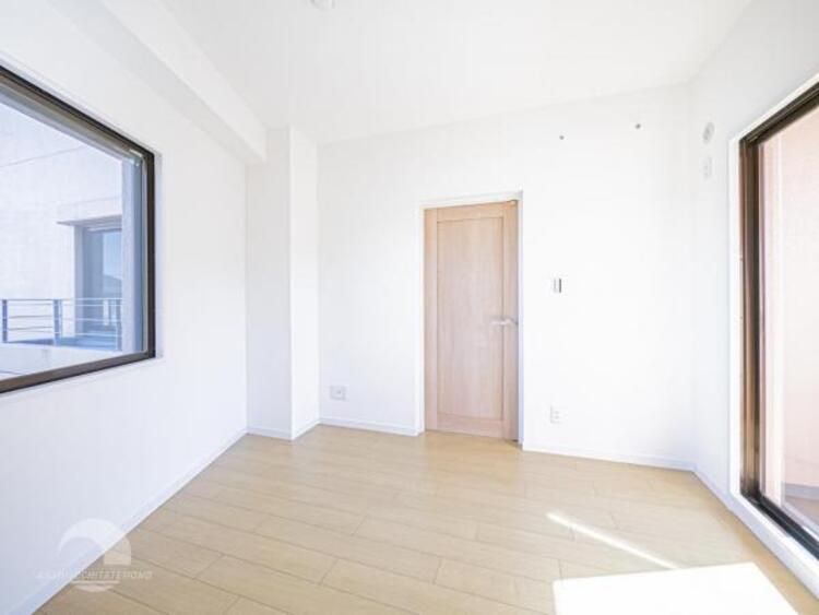 内装 居室はひとり時間を過ごせる安らげるお部屋として活用できます！収納スペースあり！荷物が多くても十分！！ベッドや勉強机、テレビなどを置きたい場合におすすめ！！過ごす時間が長くてもゆったり過ごせそうですね！ 