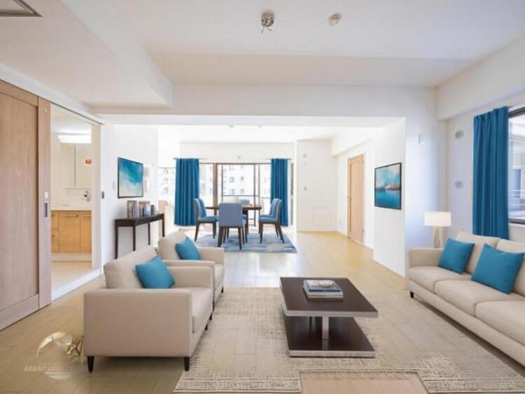 居間 家族の会話や笑顔が行き交うリビングで、子供を走り回らせたい。ダイニングテーブルでゆったり食事を堪能。光と風が溢れる開放的なリビングダイニングには、くつろぎの空間を生み自然と家族みんなが集まってきます 