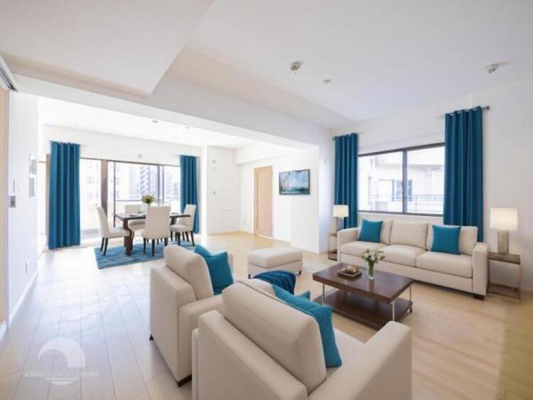 居間 お天気が晴れの日は照明をつけなくても充分明るいリビングです！どこか落ち着きのある広々とした内装です！皆で過ごす空間が、目に浮かんでくる様な優しいリビングダイニングです！くつろいだり楽しい時間を是非！ 