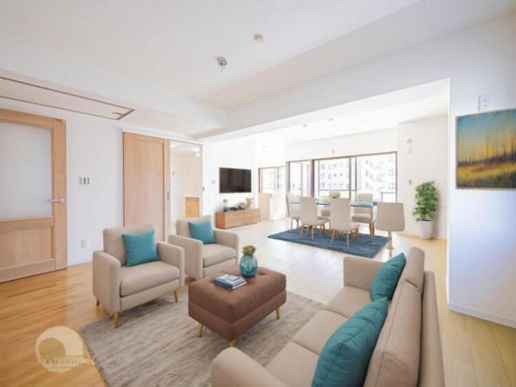 居間 リビングにあふれる採光と心地よい風のつどう調和された空間！！生活を彩る充実した日々が過ごせそうです。家族の滞在期間が長くなることを予測して、設計士が思いと工夫をこらした自慢のリビングダイニング！！！ 