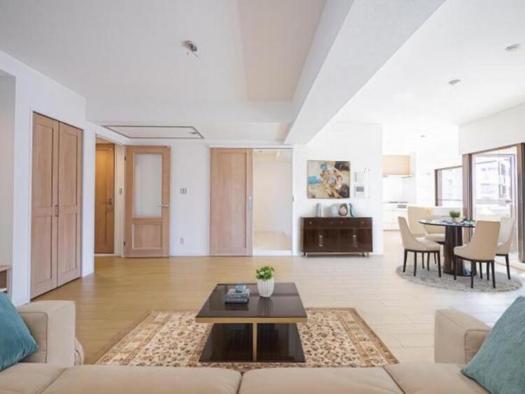 居間 開放感とプライベート感が見事に両立されたリビングダイニング！通常では相反するファクターがともにそろうと極上のくつろぎ空間が生まれます。だれにも譲りたくない至福の空間で過ごす日々は生活をより豊かにします 