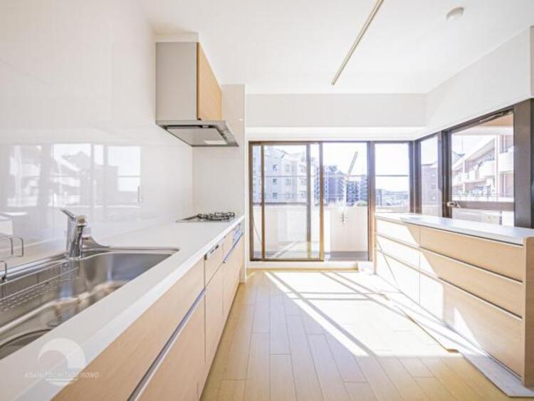 キッチン 【キッチン】リビングダイニングが見渡せるカウンターキッチン！　お料理をする人も開放感が心地いいです。 