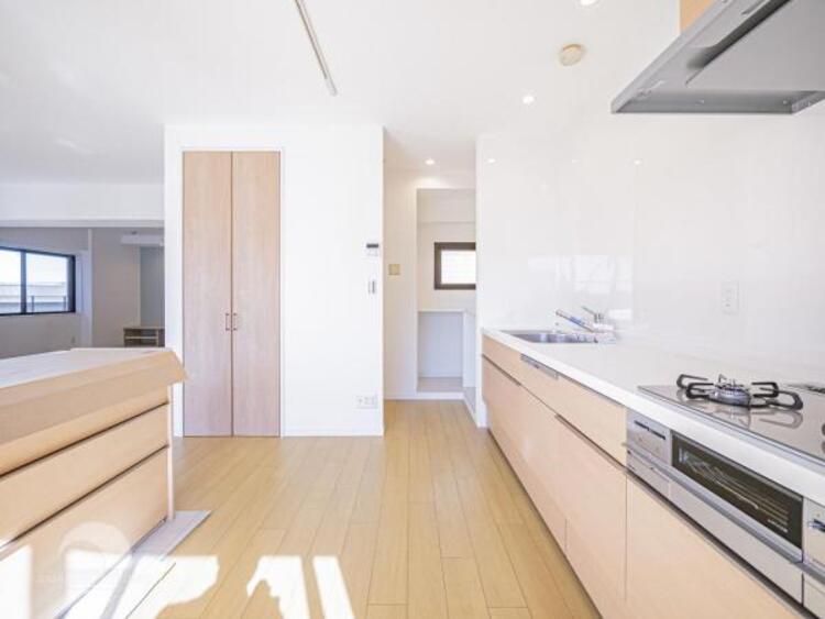 キッチン 【キッチン】広く取られたキッチンスペースはとても便利です。　自由にレイアウトがカスタマイズできます。 